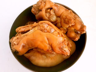 16、酱香猪蹄,猪蹄凉透后捞出来，把猪手切成小块就可以吃了