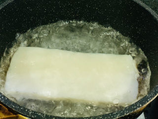 3、麻辣魔芋,把整块魔芋直接放锅里灼水，去除魔芋怪味；