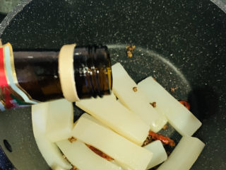 9、麻辣魔芋,加少许料酒；