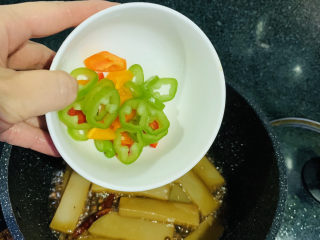 18、麻辣魔芋,汤汁浓稠时加入彩椒，搅拌均匀，出锅；