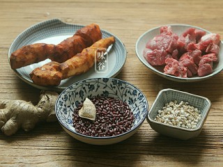 1、清热祛湿汤~土茯苓赤小豆汤,准备好材料。