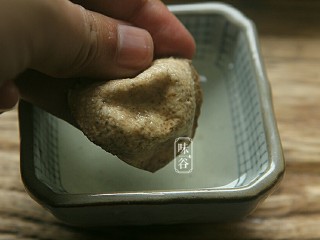 4、清热祛湿汤~土茯苓赤小豆汤,陈皮洗净，浸泡一会，然后把瓤刮掉。