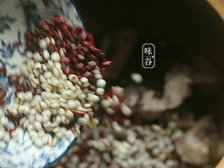 8、清热祛湿汤~土茯苓赤小豆汤,将姜片、猪骨以及赤小豆、薏米放入汤煲内。