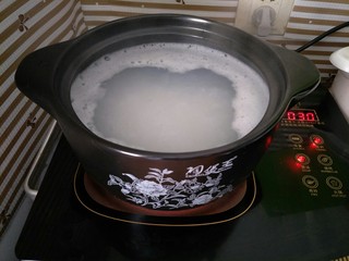 2、海鲜砂锅粥(宝宝辅食),水沸腾后转中火熬煮