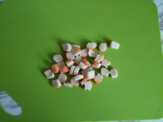 4、海鲜砂锅粥(宝宝辅食),蟹肉棒去掉塑料膜，切成小片