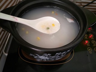 6、海鲜砂锅粥(宝宝辅食),粥煮至七成熟时，加入胡萝卜玉米粒煮一会儿