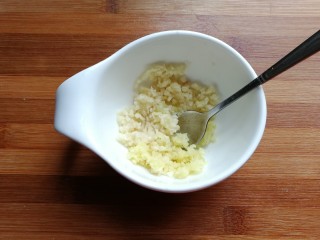 6、凉拌鸡丝,把切好的姜蒜末装入小碗中