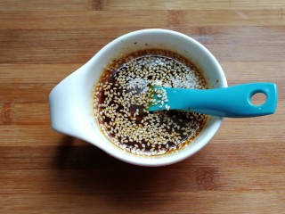 9、凉拌鸡丝,最后再加入适量白芝麻和少许温水搅拌均匀