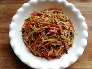 13、凉拌鸡丝,翻拌均匀后撒上适量葱花或香菜即可享用啦！