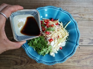 11、柠檬手撕鸡,倒入调好的料汁拌匀。