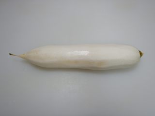 1、黄芪虾皮萝卜汤,将白萝卜洗净