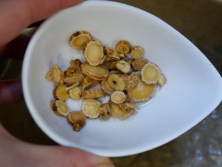 7、黄芪虾皮萝卜汤,把黄芪放到锅里煮15分钟