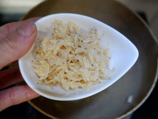 8、黄芪虾皮萝卜汤,然后加入虾皮