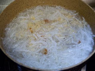 10、黄芪虾皮萝卜汤,搅拌均匀，在煮3分钟。