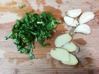 2、白酒香菜鳊鱼,姜切片,蒜瓣剥去皮拍松,香菜洗净切碎