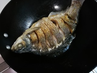 4、白酒香菜鳊鱼,翻面煎至金黄