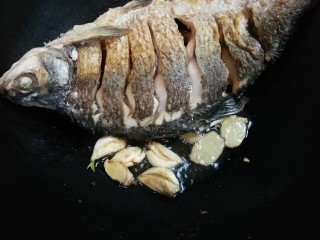 6、白酒香菜鳊鱼,煎出香味