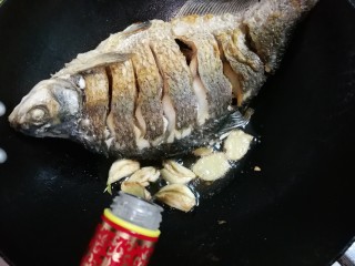 7、白酒香菜鳊鱼,关火,放入一勺白酒