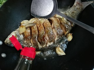 8、白酒香菜鳊鱼,放入两勺生抽