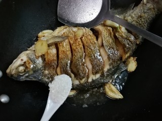 9、白酒香菜鳊鱼,放入两小勺糖
