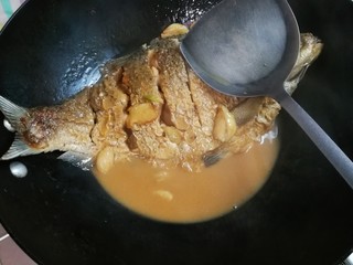 11、白酒香菜鳊鱼,转小火烧至汤汁不要全部收干,有汤汁更好吃