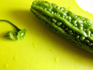 1、凉拌苦瓜,苦瓜洗净切去两头