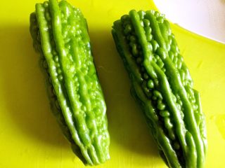 2、凉拌苦瓜,切两半