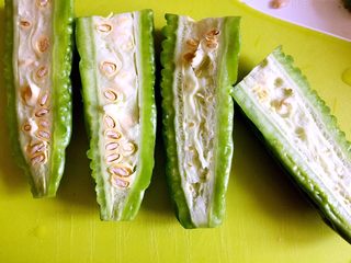 3、凉拌苦瓜,从中间切开