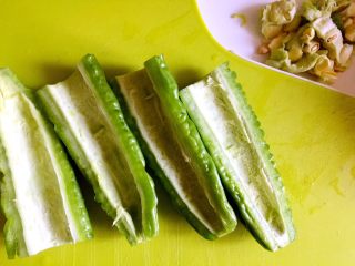 4、凉拌苦瓜,去瓤