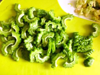 5、凉拌苦瓜,切粗条