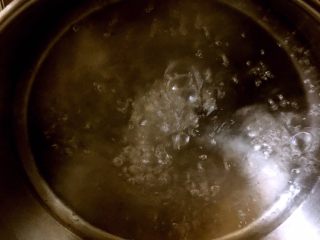 6、凉拌苦瓜,锅内放水烧开，放适量盐