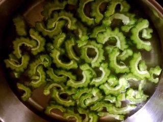 7、凉拌苦瓜,放入苦瓜