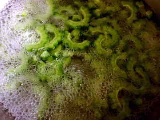 8、凉拌苦瓜,水开煮两分钟