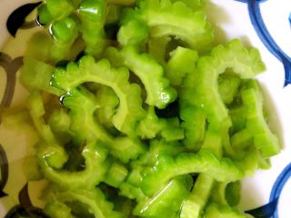 9、凉拌苦瓜,捞出过冷水