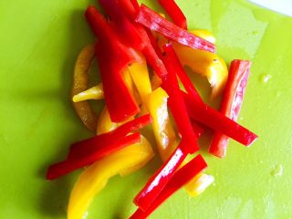 10、凉拌苦瓜,彩椒洗净切条