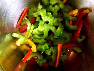 11、凉拌苦瓜,彩椒与苦瓜放入盆中