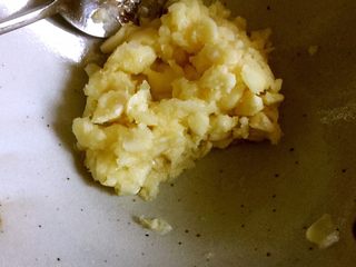 12、凉拌苦瓜,蒜切末放入碗中