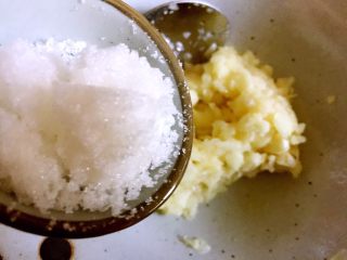 13、凉拌苦瓜,放入适量白糖