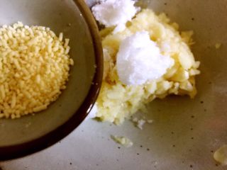 14、凉拌苦瓜,放入适量鸡精