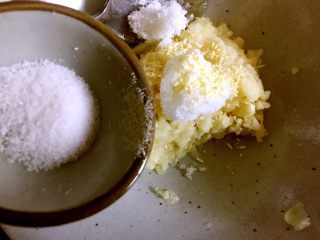 15、凉拌苦瓜,放入适量盐