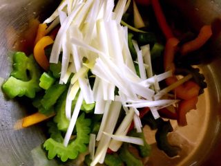 20、凉拌苦瓜,大葱切丝放入苦瓜中