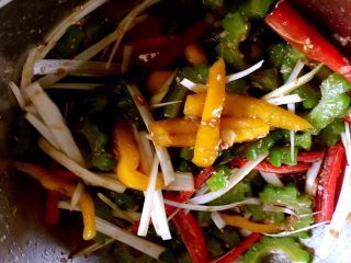 23、凉拌苦瓜,拌匀