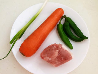 1、胡萝卜炒肉丝,准备食材:胡萝卜,猪肉,尖椒,小葱