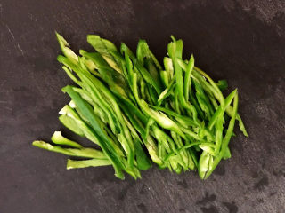 3、胡萝卜炒肉丝,尖椒去蒂去籽,切成丝