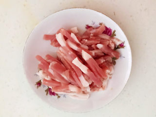 5、胡萝卜炒肉丝,猪肉切成丝