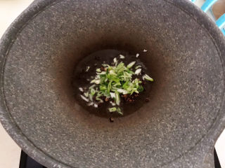 8、胡萝卜炒肉丝,炒锅烧热后加入花生油,油烧热后加入花椒粒,炒出香味后加入葱花,翻炒均匀