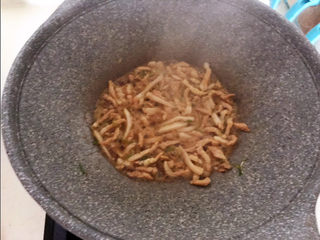 10、胡萝卜炒肉丝,翻炒至肉丝变色,加入1小勺开水,炒至水份收干