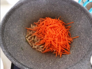 11、胡萝卜炒肉丝,加入胡萝卜丝
