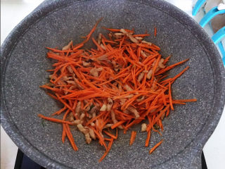 12、胡萝卜炒肉丝,翻炒均匀