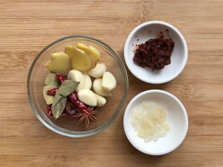 2、酱香啤酒鸭,辅料：郫县豆瓣酱、冰糖、姜片、干辣椒、八角、香叶